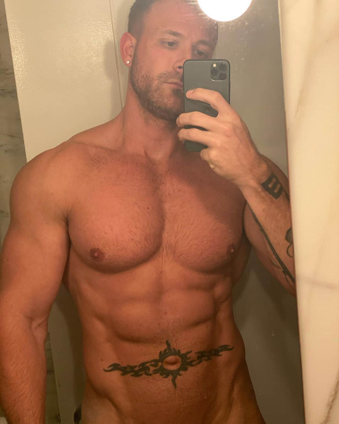 飞机上有蛇!肌肉G星Austin Wolf终于回应与空少爱爱自拍事件!-NICEGAY