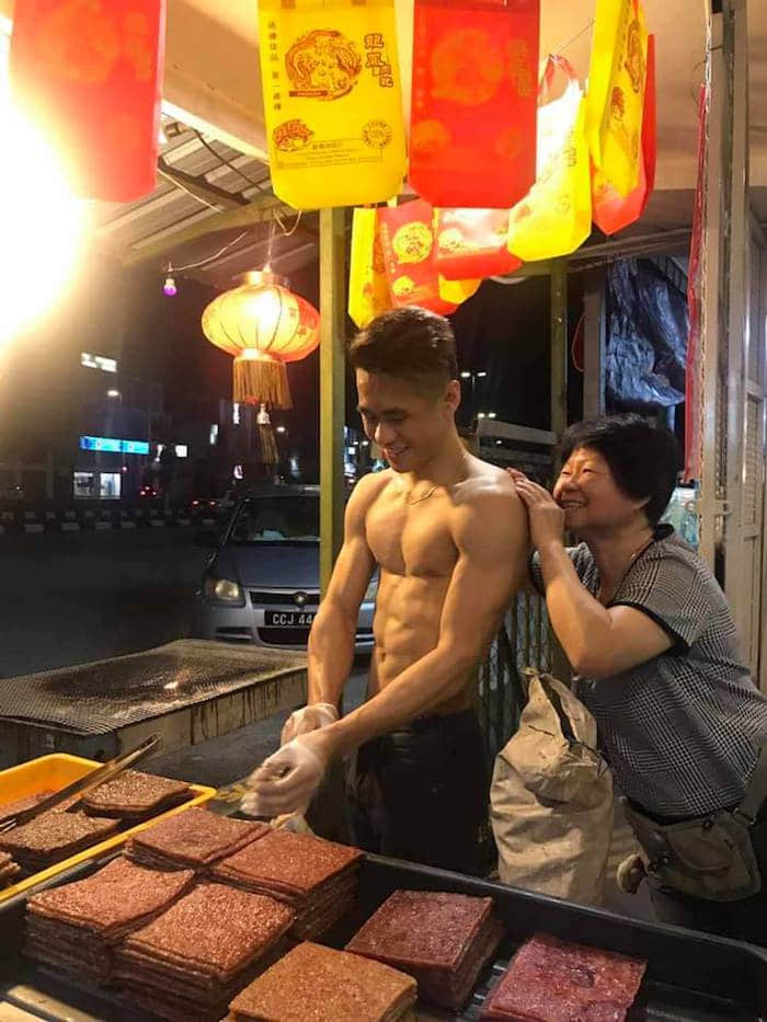爆肉马来西亚天菜肉干侠!裸上身卖肉干超诱人! -7 爆肉马来西亚天菜肉干侠!裸上身卖肉干超诱人!-NICEGAY