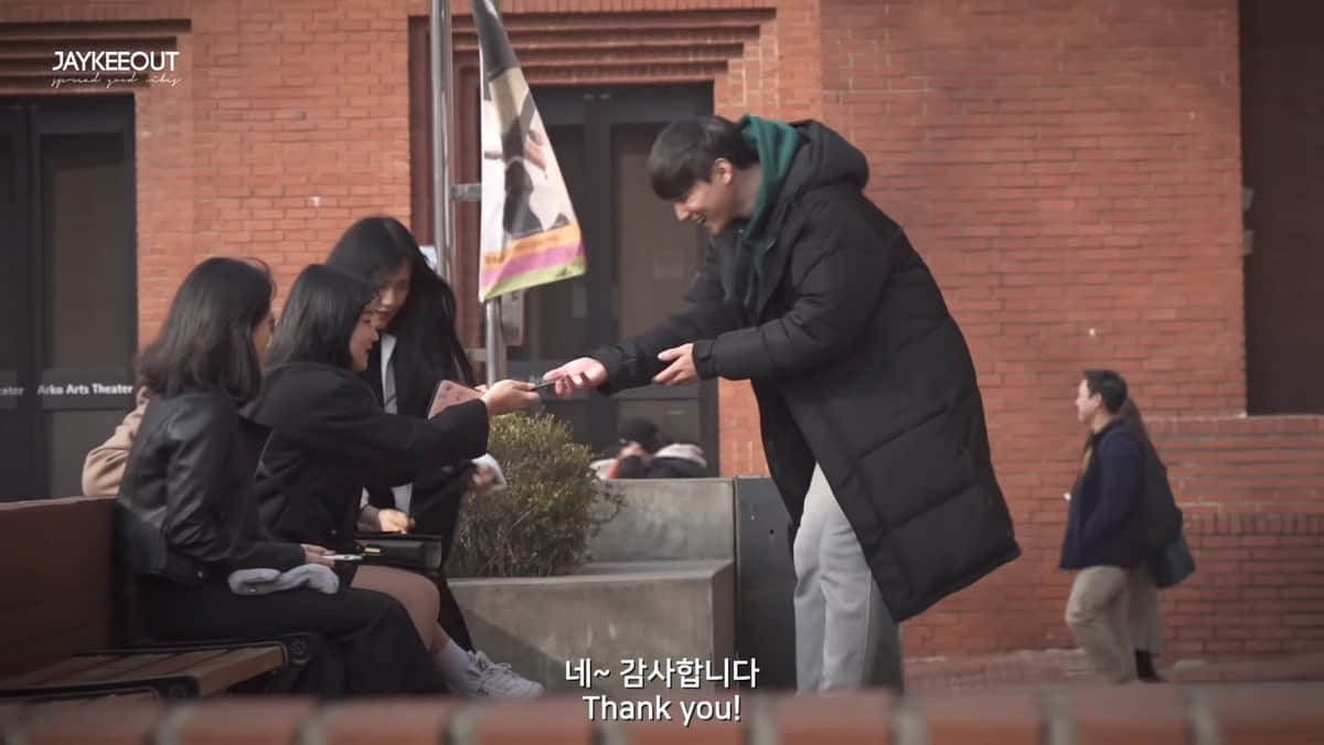 南韩男同志情侣Youtuber走上街头耍恩爱,社会实验提问韩国人同志友善吗?-NICEGAY