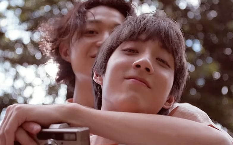 韩国出柜男同志歌手Holland推出男男心碎MV:他捧着水仙花在门口等,但没人回来过-NICEGAY
