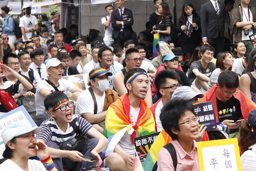 同婚法案协商毫无共识、逐条保留,导演易智言:希望《蓝色大门》中的挣扎可以走入历史-NICEGAY