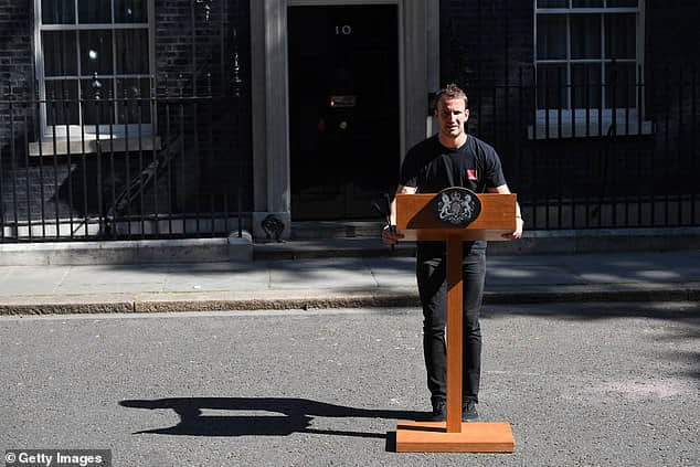 素人肌肉帅哥现身英国首相辞职记者会 网友爆喊:让他成为新首相!-NICEGAY