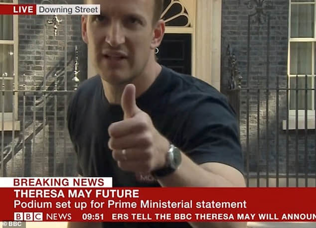 素人肌肉帅哥现身英国首相辞职记者会 网友爆喊:让他成为新首相!-NICEGAY