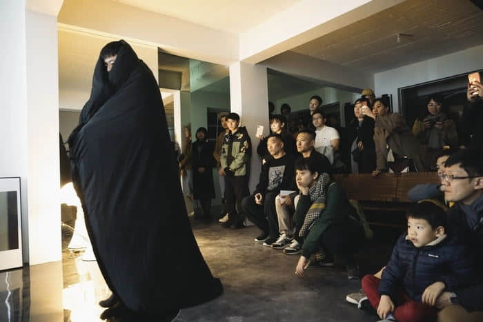老公寓摇身一变为艺术品 艺术家周世雄构思「艺术家的家」体验画廊ROOM-NICEGAY