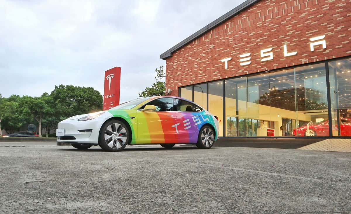 亚洲彩虹电动车现身台湾 TESLA与骄傲同行!-NICEGAY