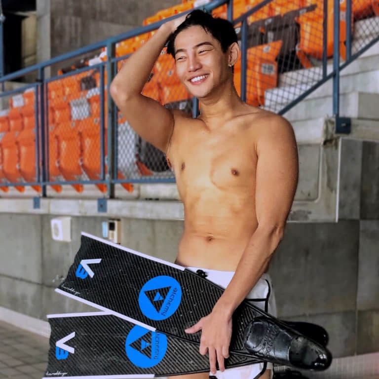 单眼皮壮肌帅哥演出男同志空少 被大妈猛戳硬硬胸肌！-NICEGAY