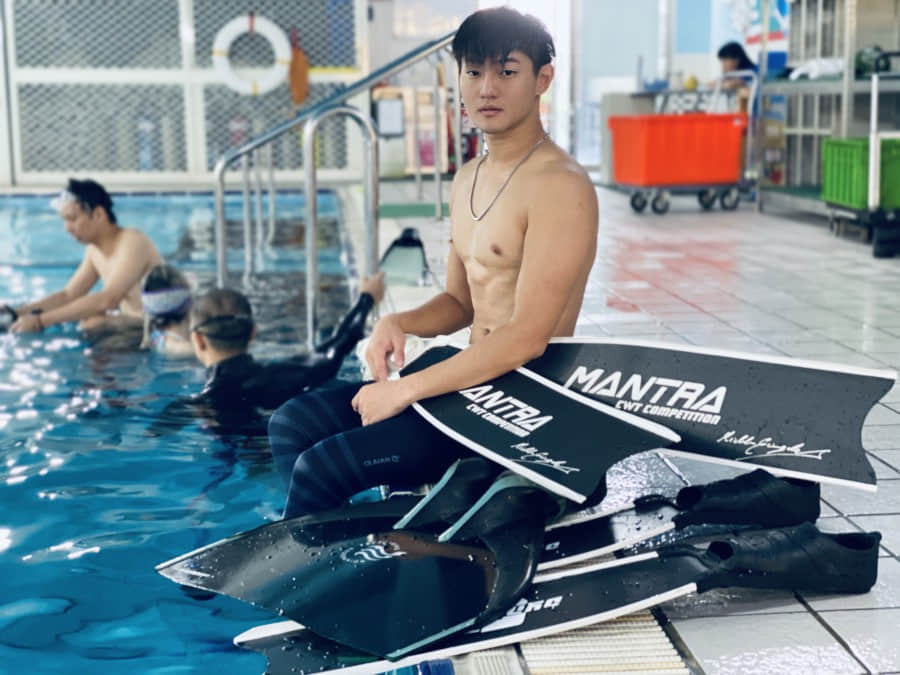 单眼皮壮肌帅哥演出男同志空少 被大妈猛戳硬硬胸肌！-NICEGAY