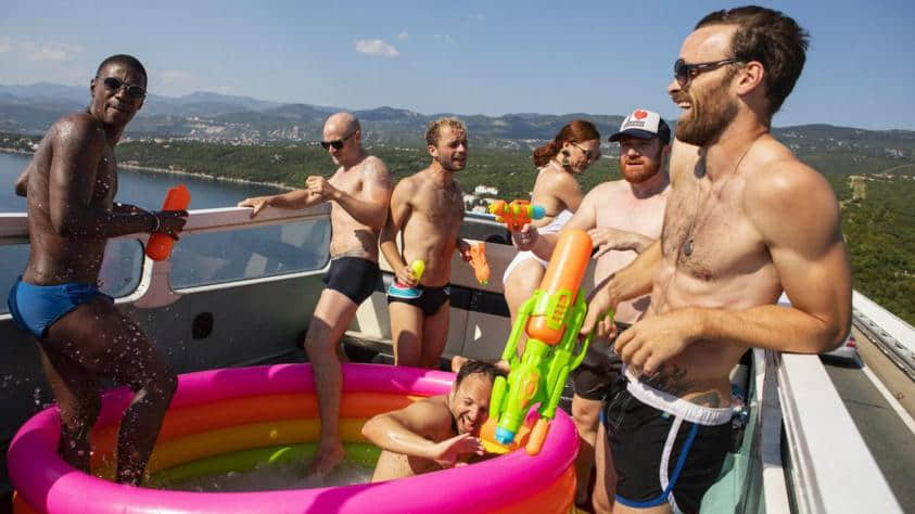 当肌壮恐同熟男教练领军同志游泳队:《我的教练我们的菜》-NICEGAY