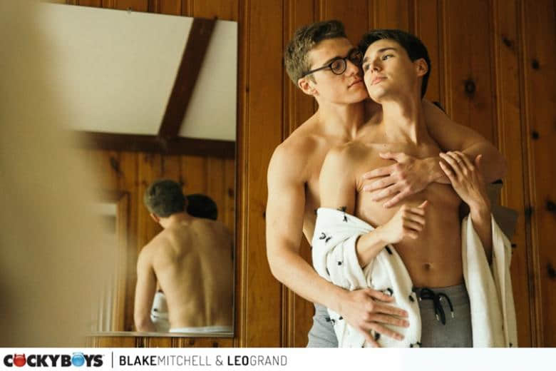 粉丝暴动!粗框眼镜钙片男星与男友一起合作拍片啦!-NICEGAY