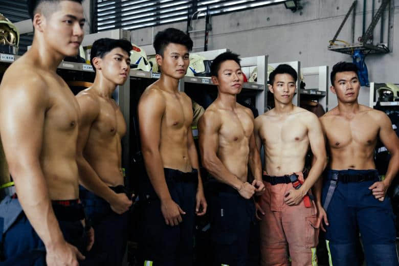 台澳猛男消防员合体互尬身材!合拍2020年最火辣消防月历!-NICEGAY
