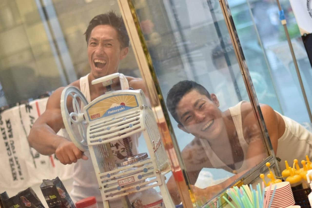 日本百货公司举办筋肉帅哥刨冰活动 喷发浓郁糖浆让你口水流到湿!-NICEGAY