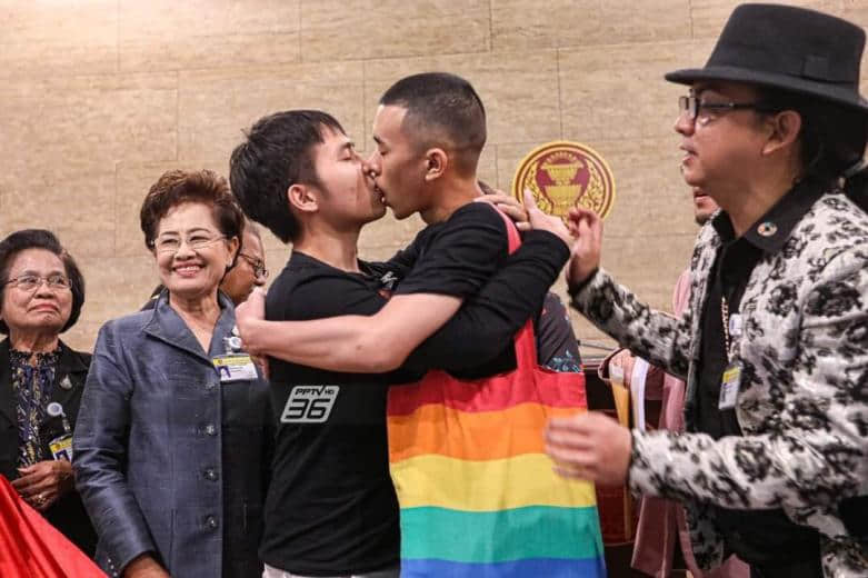 泰国男同志伴侣为婚姻平权抗议 在议会当众接吻:「这是身而为人的普世权利」-NICEGAY