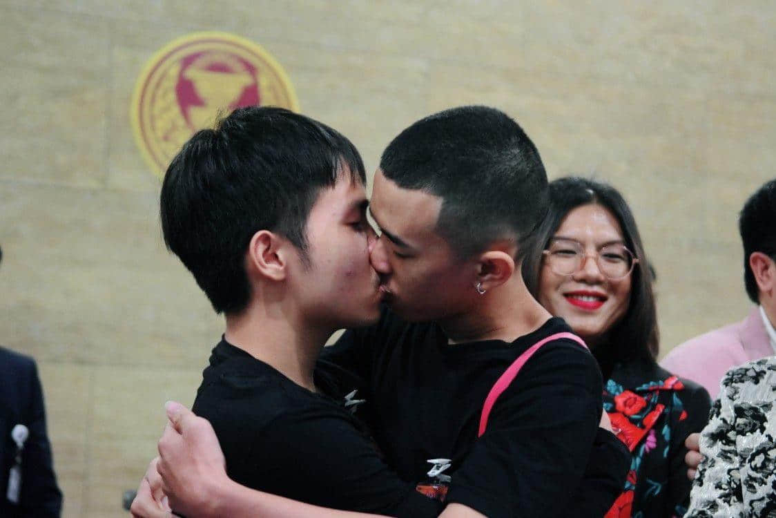 泰国男同志伴侣为婚姻平权抗议 在议会当众接吻:「这是身而为人的普世权利」-NICEGAY