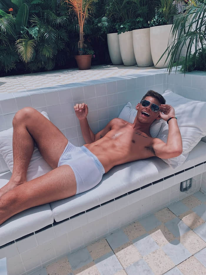 谁能比你更尴尬?当妈妈发现你的成人自拍平台帐号时...-NICEGAY