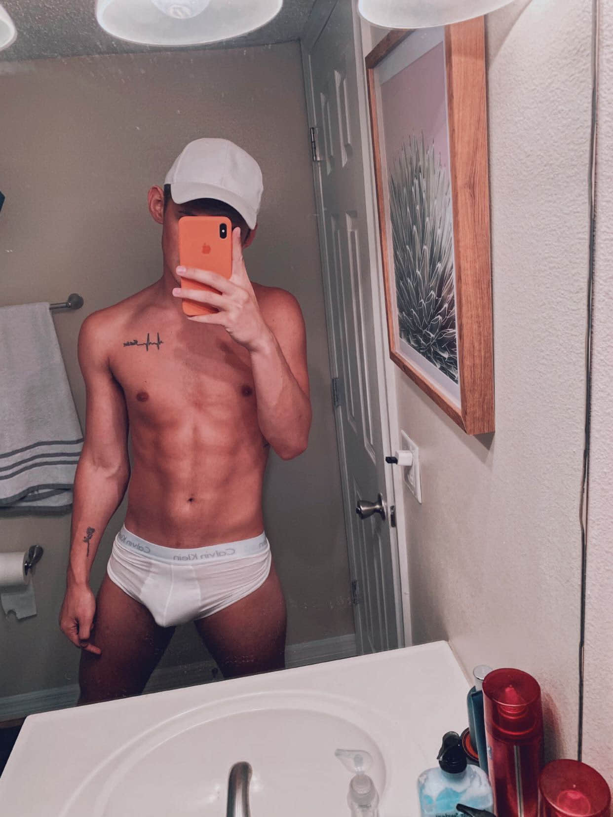 谁能比你更尴尬?当妈妈发现你的成人自拍平台帐号时...-NICEGAY