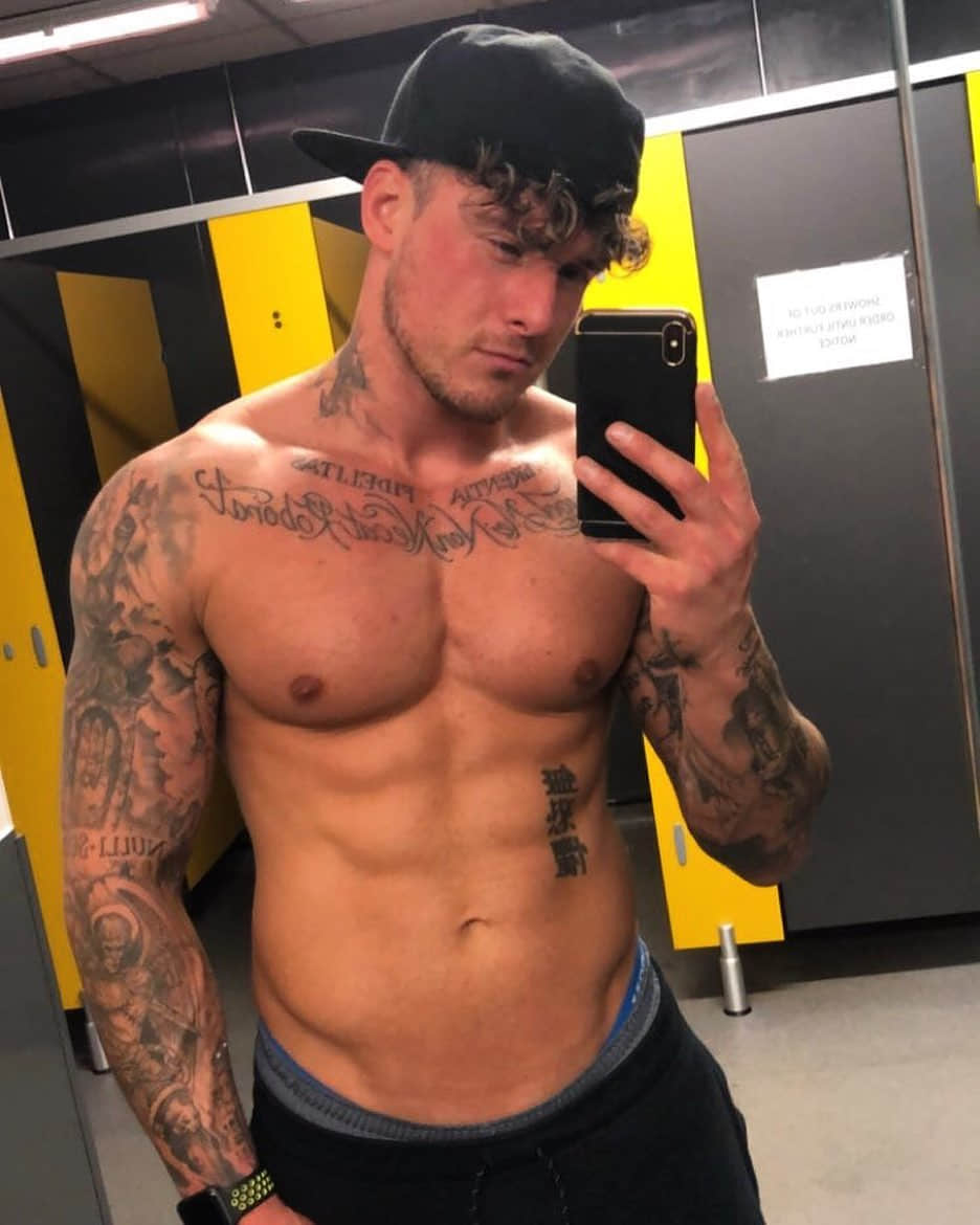 英国军人退伍转职专业脱衣舞者 加入自拍平台发展火辣性感事业-NICEGAY