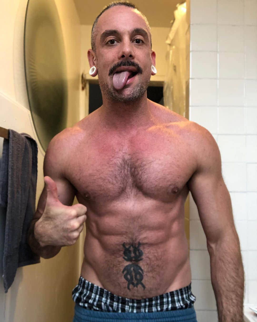 《决战时装伸展台》男同志设计师疯副业 跨界性感自拍OnlyFans!-NICEGAY