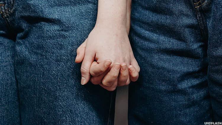 公开晒恩爱很难?6成欧洲LGBTQ族群不敢在大街上手牵手 -2 公开晒恩爱很难?6成欧洲LGBTQ族群不敢在大街上手牵手-NICEGAY