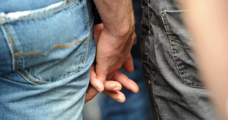 公开晒恩爱很难?6成欧洲LGBTQ族群不敢在大街上手牵手 -1 公开晒恩爱很难?6成欧洲LGBTQ族群不敢在大街上手牵手-NICEGAY