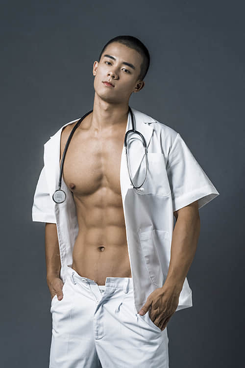 天菜创作才子摄影师与三位肌肉网帅的慾色火花-《制服男友MEN IN UNIFORM:曾崇伦原创写真》-NICEGAY