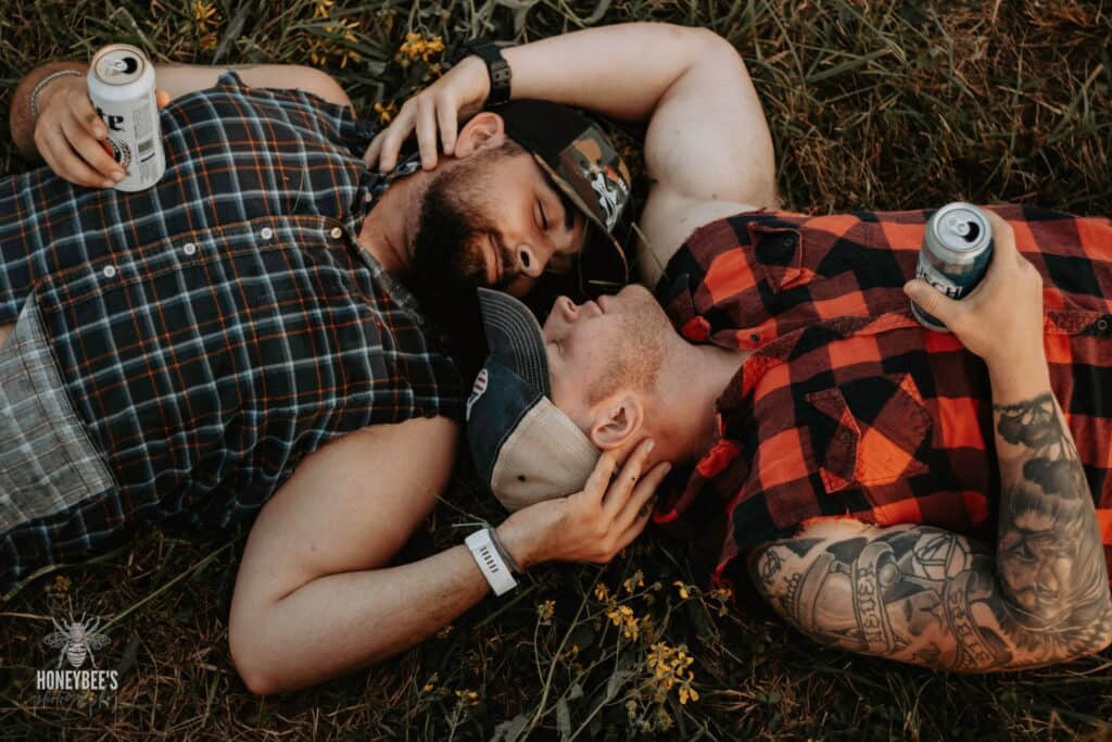网PO直男兄弟情超有爱,未知一桩美事引发正反两派网友各自表述-NICEGAY