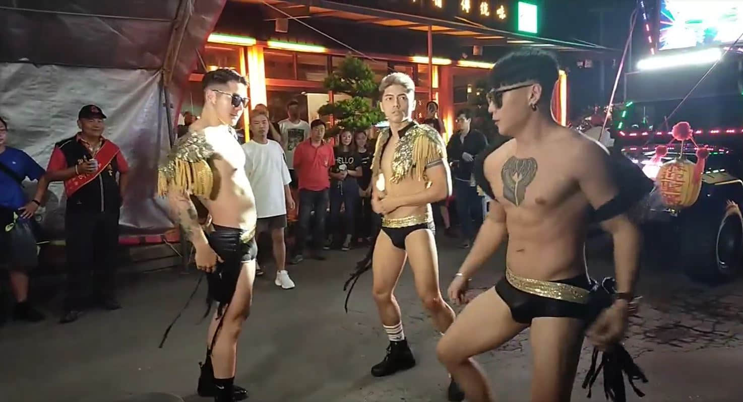 昔日辣妹变猛男?庙会火辣过肌派!台湾彰化猛男钢管秀叔叔阿姨看了作伙嗨 -2 昔日辣妹变猛男?庙会火辣过肌派!台湾彰化猛男钢管秀叔叔阿姨看了作伙嗨-NICEGAY