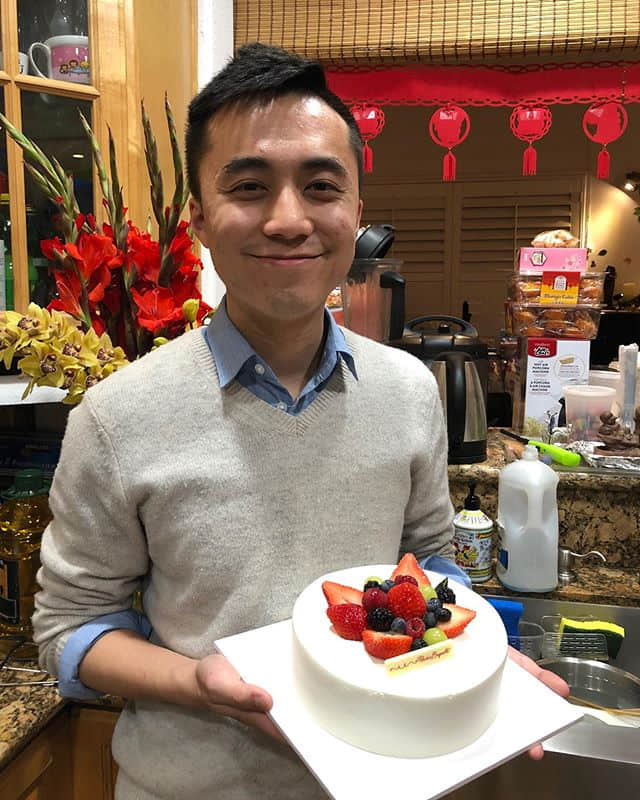25岁亚裔男孩当选美国最年轻议员 拥抱出柜身分持续推动加州立法 -2