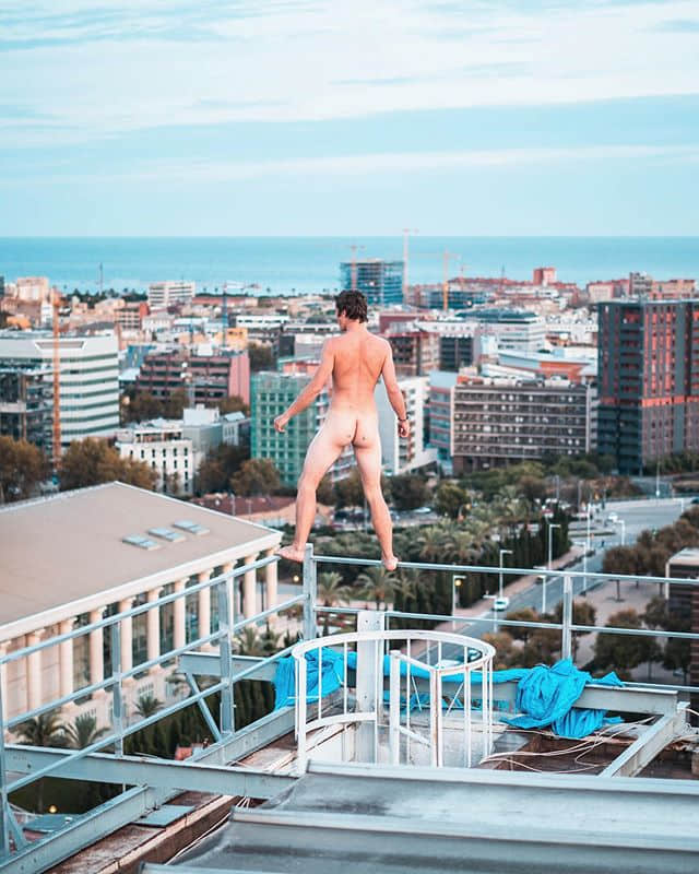 超狂青春!年轻底迪极限挑战露屁屁 全裸高空悬吊吓尿一堆观众 -4 超狂青春!年轻底迪极限挑战露屁屁 全裸高空悬吊吓尿一堆观众-NICEGAY