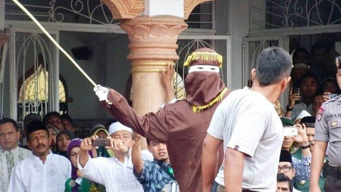 印尼两名年轻男子发生同性性行为遭公开鞭刑 -1 印尼两名年轻男子发生同性性行为遭公开鞭刑-NICEGAY