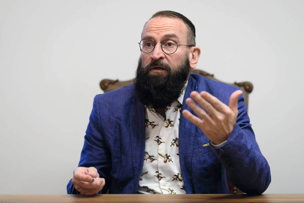 落跑政客!匈牙利反同官员被抓包,参加群P摇头趴后辞职下台 -2 落跑政客!匈牙利反同官员被抓包,参加群P摇头趴后辞职下台-NICEGAY