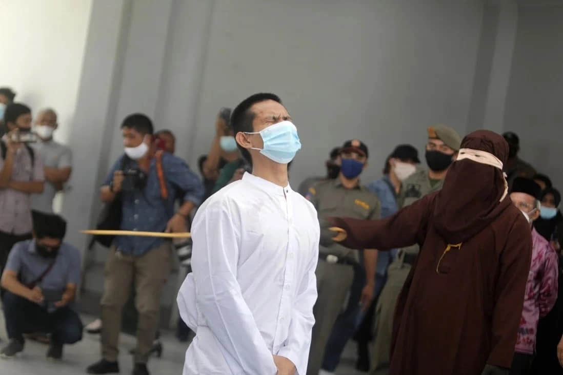 印尼男同志遭伊斯兰法处分,奏以鞭刑近80下!母亲观刑当场昏倒-NICEGAY