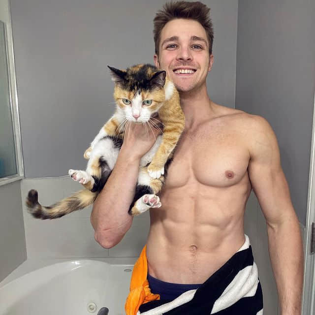 周一品肌肉|和重训与超萌猫猫过着幸福人生的美国巨巨帅哥:Cody Messner-NICEGAY