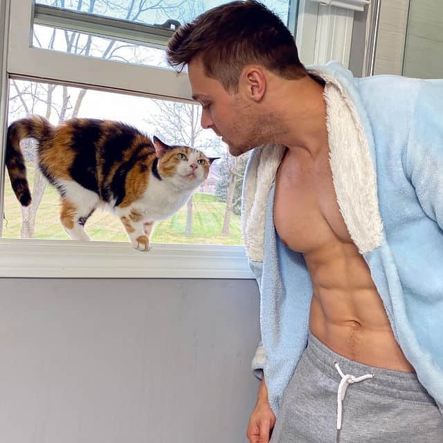 周一品肌肉|和重训与超萌猫猫过着幸福人生的美国巨巨帅哥:Cody Messner-NICEGAY