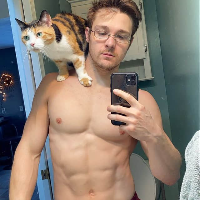 周一品肌肉|和重训与超萌猫猫过着幸福人生的美国巨巨帅哥:Cody Messner-NICEGAY