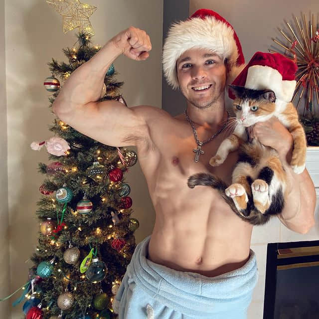 周一品肌肉|和重训与超萌猫猫过着幸福人生的美国巨巨帅哥:Cody Messner-NICEGAY