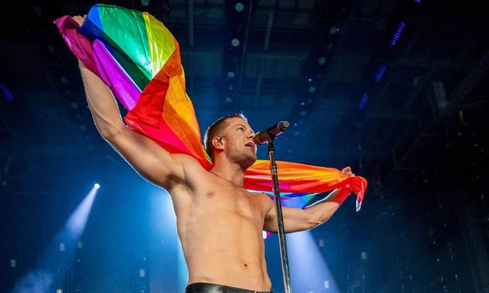 谜幻乐团主唱大手笔!捐赠百万美金力挺同志族群&-NICEGAY