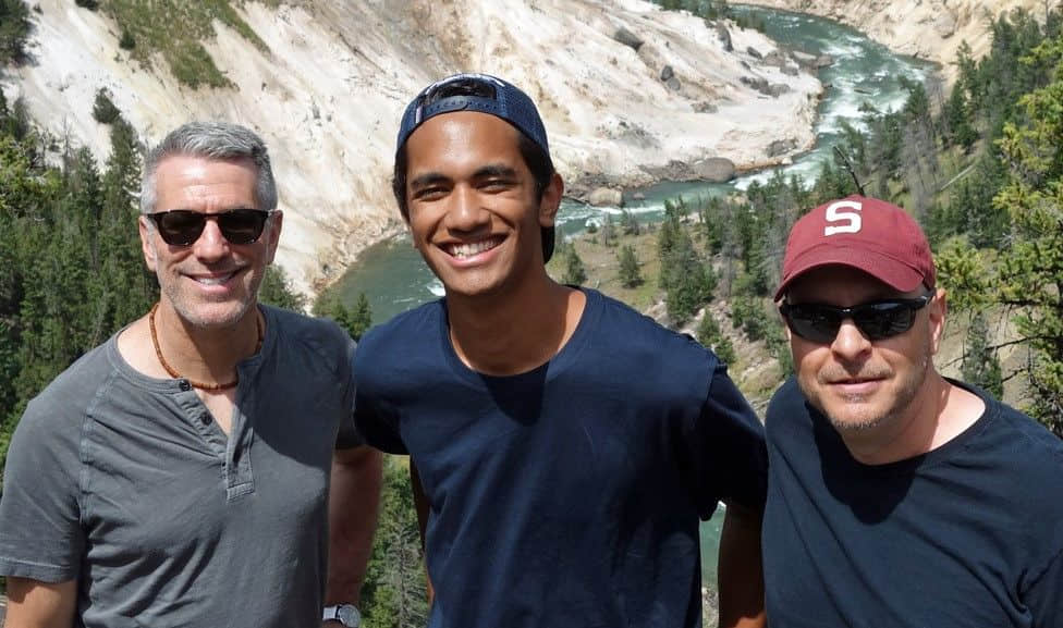 同志夫夫20年前地铁站寻获弃婴 现在他们是最幸福的一家人-NICEGAY