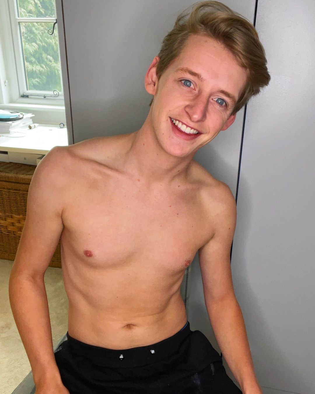 23岁医护男脱掉制服不干了!改行OnlyFans创作者收入爆表-NICEGAY