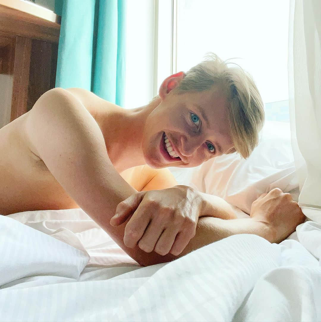 23岁医护男脱掉制服不干了!改行OnlyFans创作者收入爆表-NICEGAY