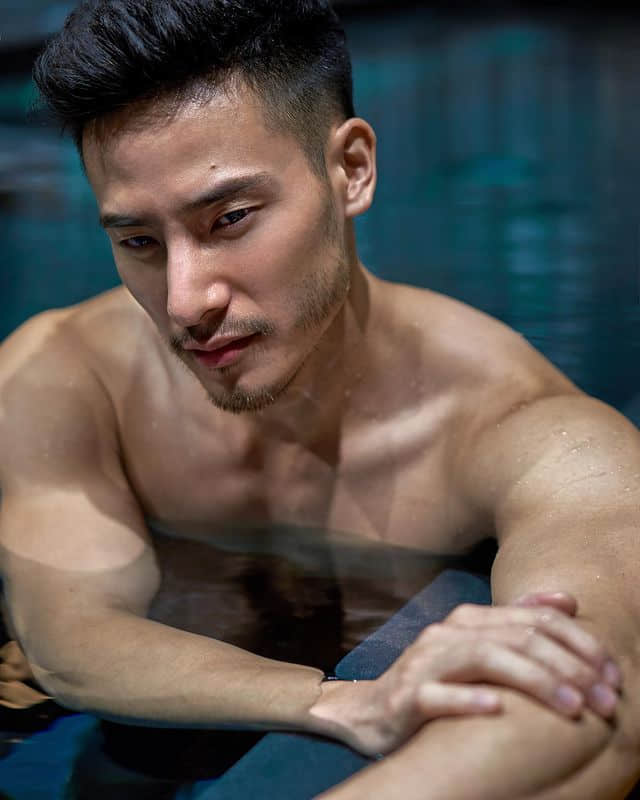 周一品肌肉|视听觉双重飨宴!集优雅琴调与性感肌肉于一身的大马演奏家:Josh Kua 柯信捷-NICEGAY