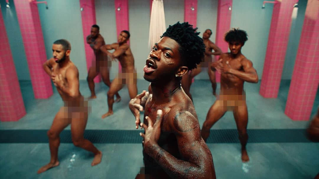 新生代同志饶舌歌手 Lil Nas X 裸池舞蹈 打破粉红监狱-NICEGAY