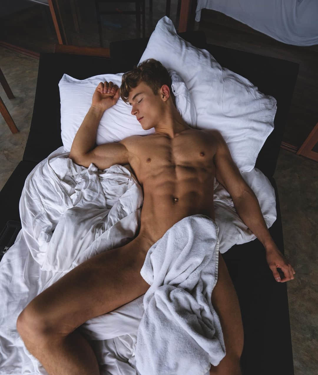 周一品肌肉|大雕套套大使!性感腹肌让人想来场课后辅导:Leo Lemento-NICEGAY