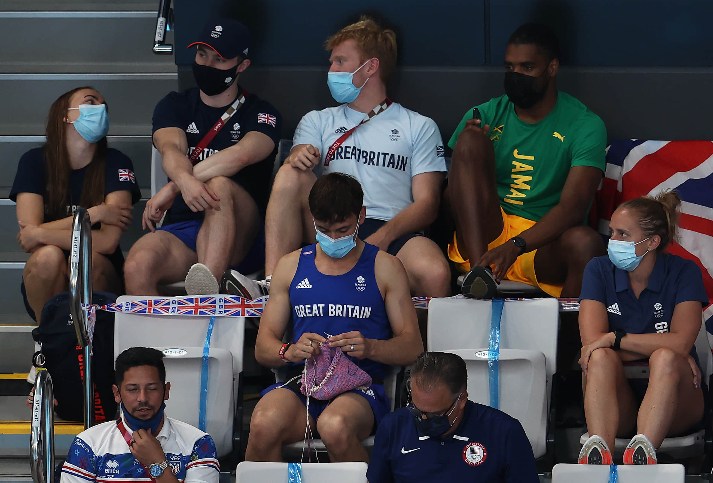 原来不只身体灵巧!?奥运金童 Tom Daley 比赛会场上展现惊人手指功夫 萌翻众网友-NICEGAY