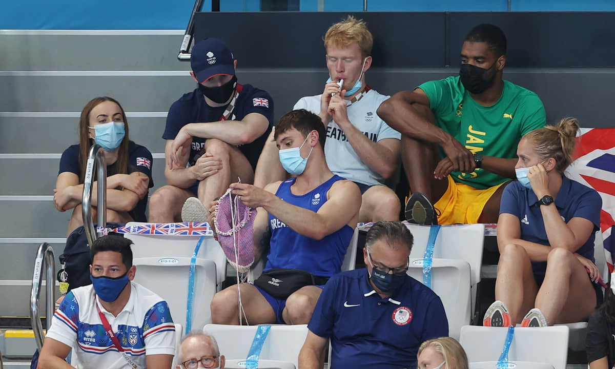 原来不只身体灵巧!?奥运金童 Tom Daley 比赛会场上展现惊人手指功夫 萌翻众网友-NICEGAY