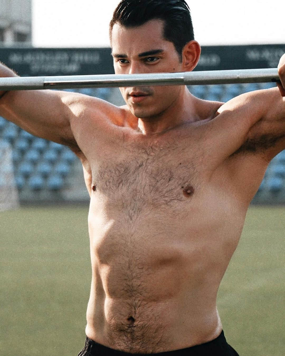 菲律宾电视节目主持人 Mond Gutierrez 出柜:活出真实自我的生命故事-NICEGAY