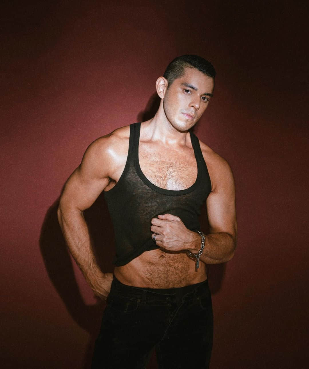菲律宾电视节目主持人 Mond Gutierrez 出柜:活出真实自我的生命故事-NICEGAY