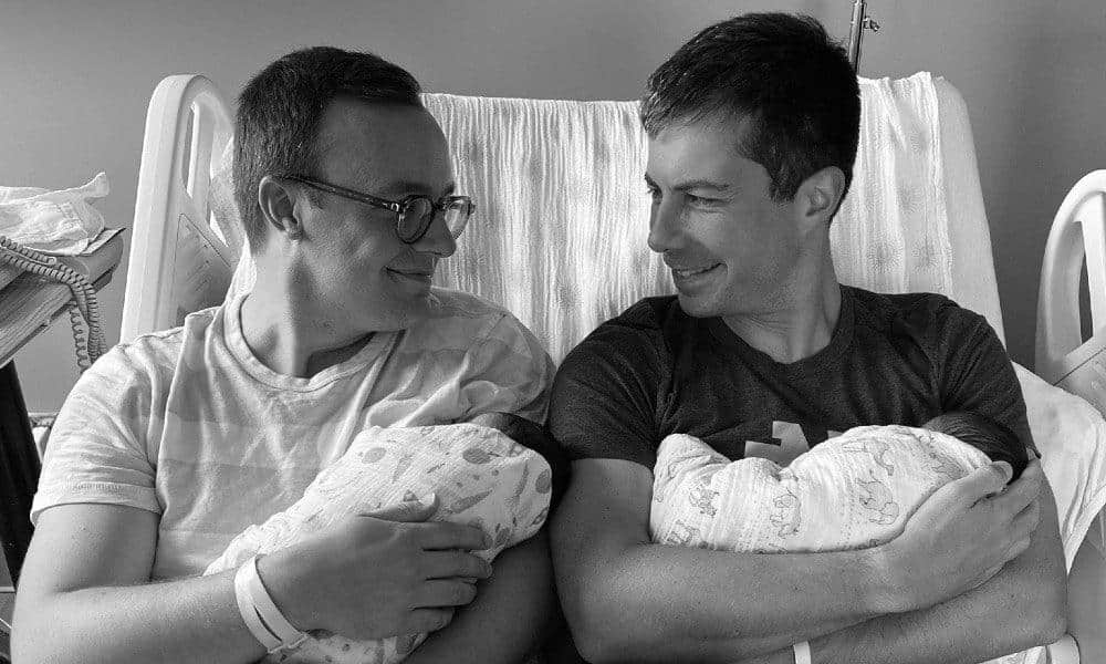 美国运输部长 Pete Buttigieg 与老公喜获龙凤!社群媒体晒出温馨全家福-NICEGAY
