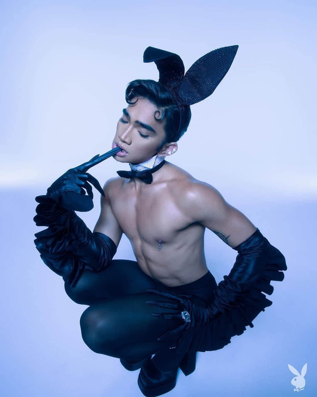 网红靠实力崛起!登上《花花公子》封面,成为历史首位同志兔男郎-NICEGAY