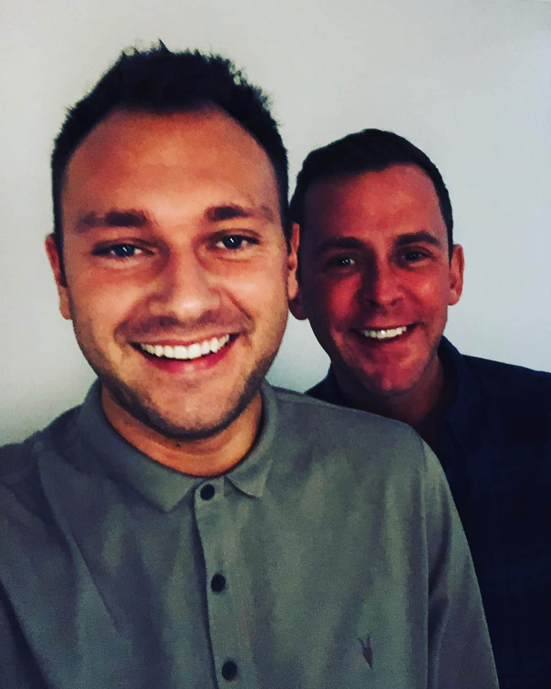 「与你有关的,我都喜欢。」 BBC广播主持人SCOTT MILLS发甜蜜订婚宣言-NICEGAY