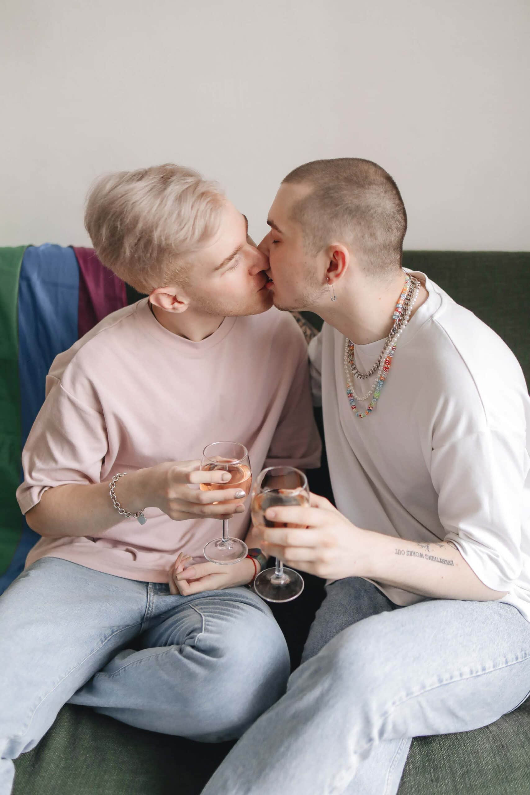 俄罗斯「有条件」扫黄 拟锁码同志情欲画面!-NICEGAY